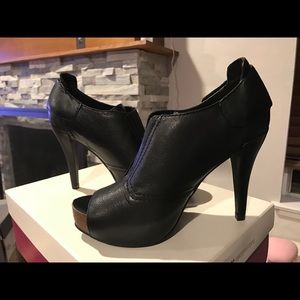 Authentic Vince Camuto black heels boots size 6.5